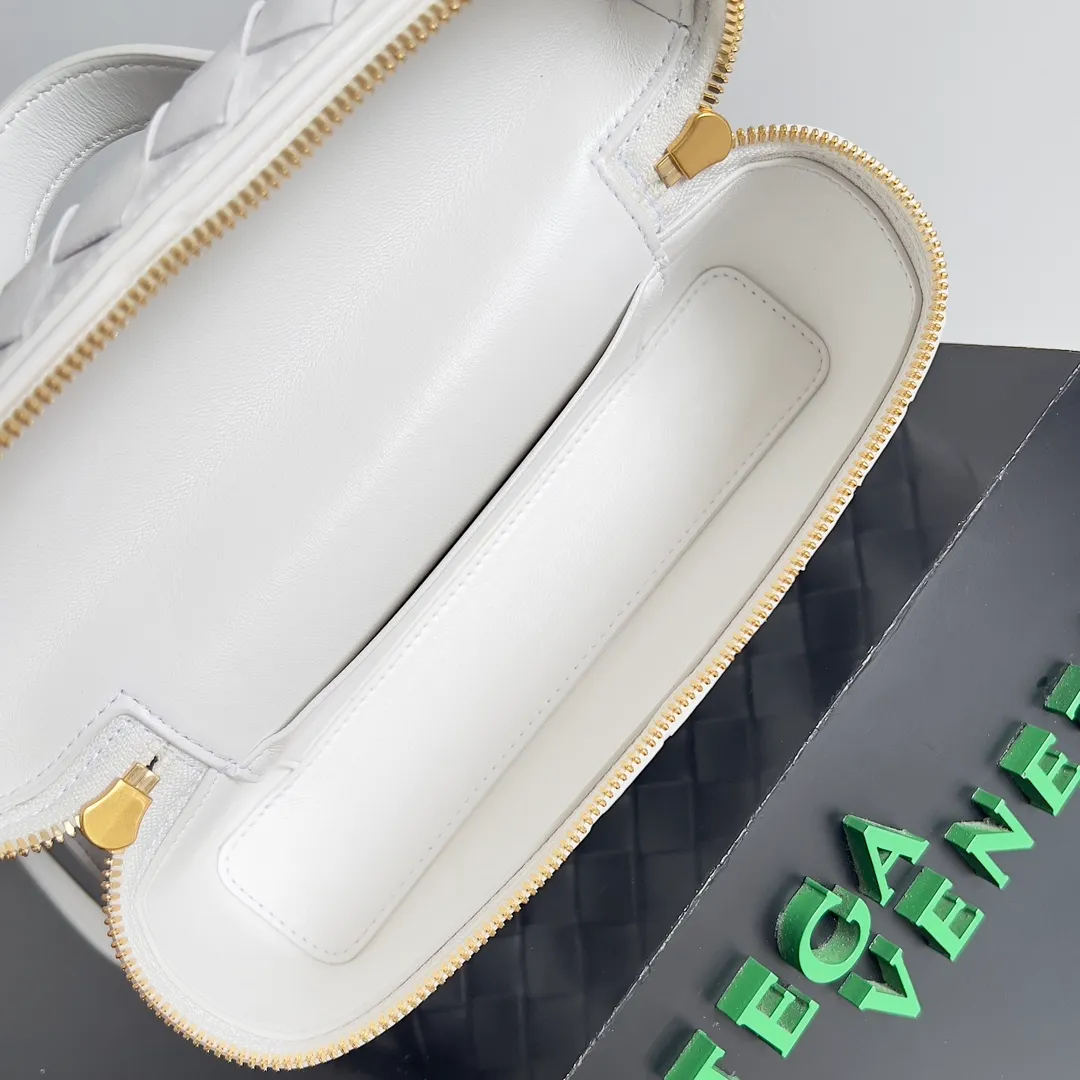 Batch 1360 Bottega Veneta 24 spring and summer woven zipper crossbody bag. A crossbody bag that can be used as a cosmetic bag. The exquisite weaving and compact body are an indispensable accessory for the upcoming summer. The double zipper also better protects the bag. It has a large capacity. If you like it, don’t miss it. Style number: 789109 Size: 22*12.5*5cm